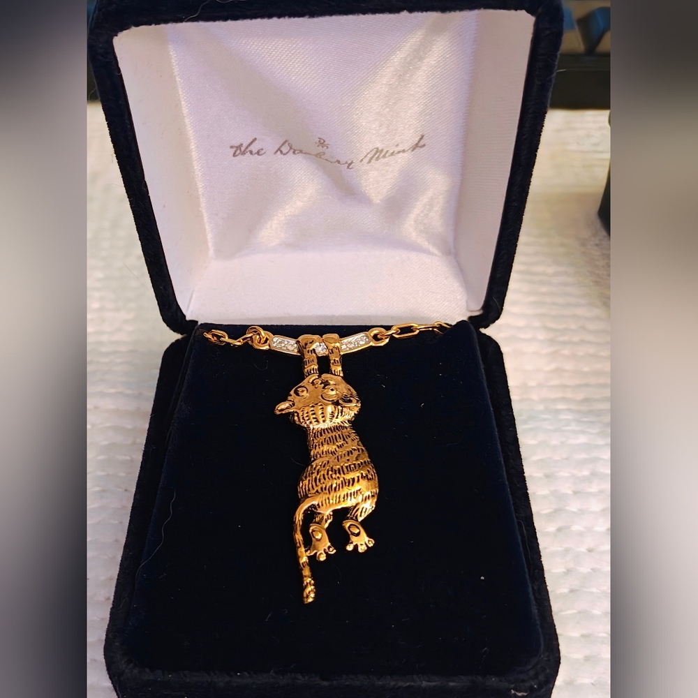 Gary Patterson Gold Plated Danbury Mint 17.5" Hanging Cat Necklace W/Rhinestones